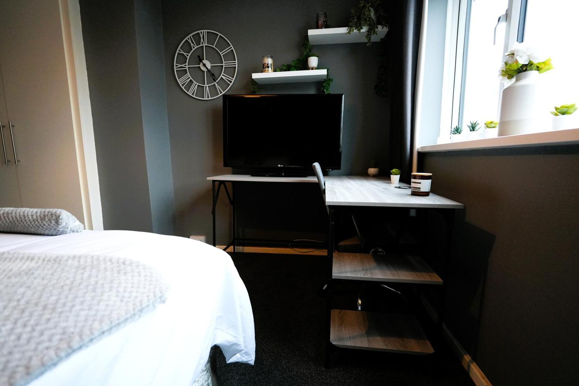 Detached Homestay - Super, King & Double Rooms - Leyland, Preston, Chorley, Lancashire Екстер'єр фото